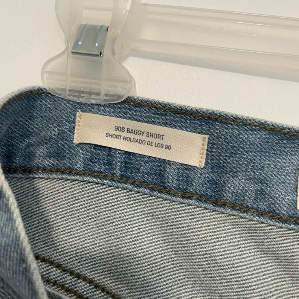 NEW NWT UNIVERSAL THREAD Mid Rise 90's Baggy Denim Shorts Light Wash Raw Hem 2